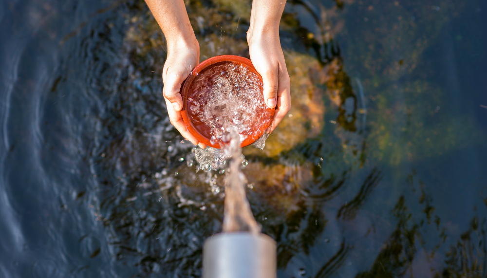 personne qui tient un récipient d'eau