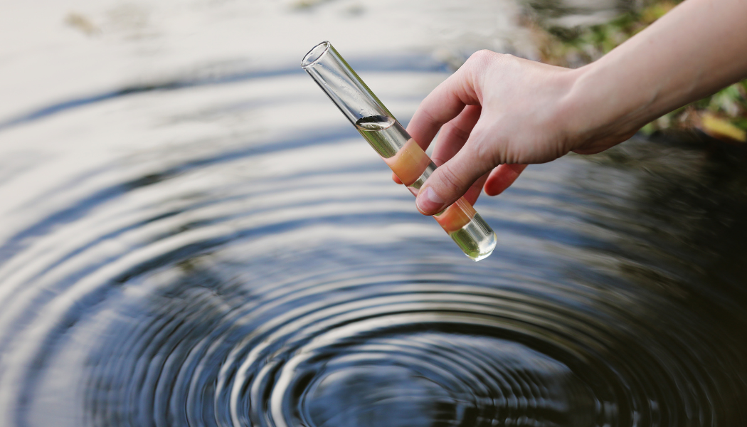 personne qui met une eprouvette dans l'eau