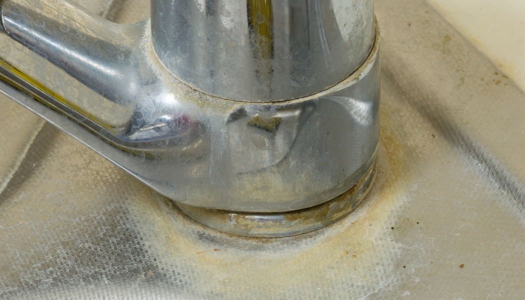 calcaire sur la base d'un robinet