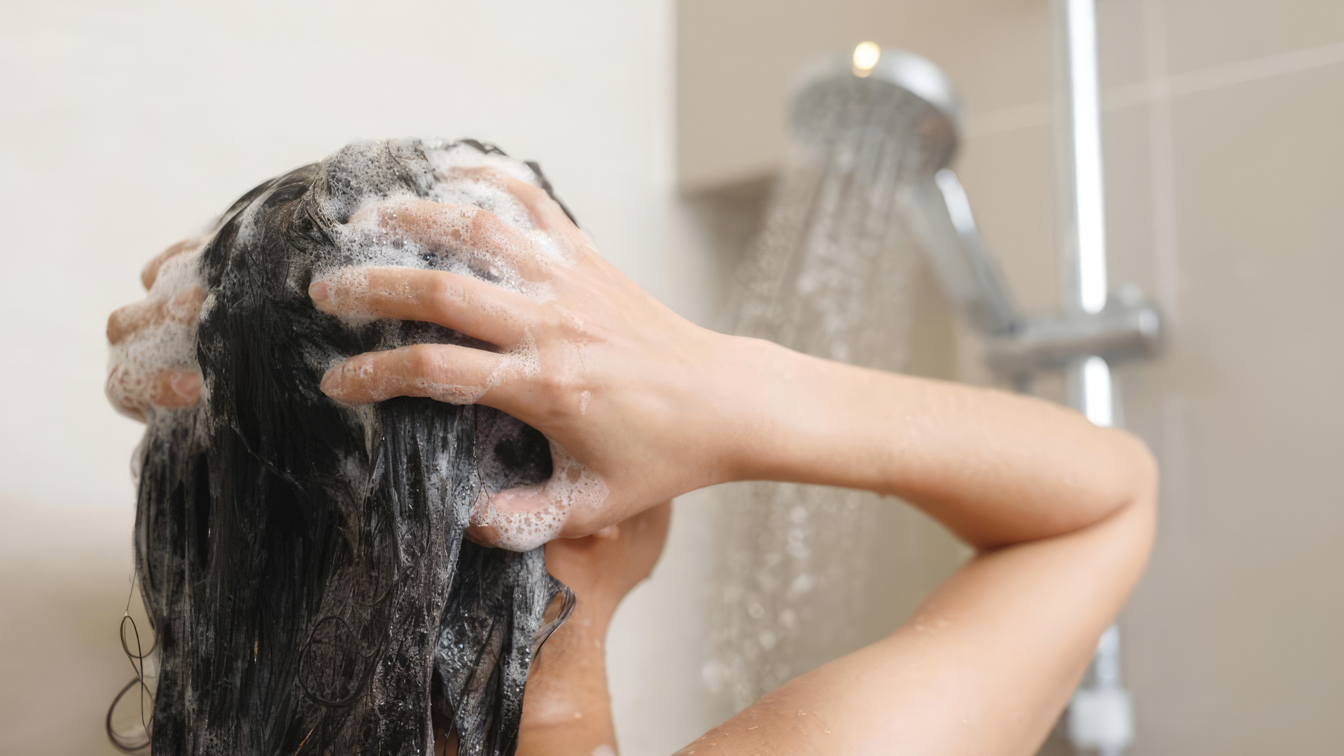 femme qui se lave les cheveux